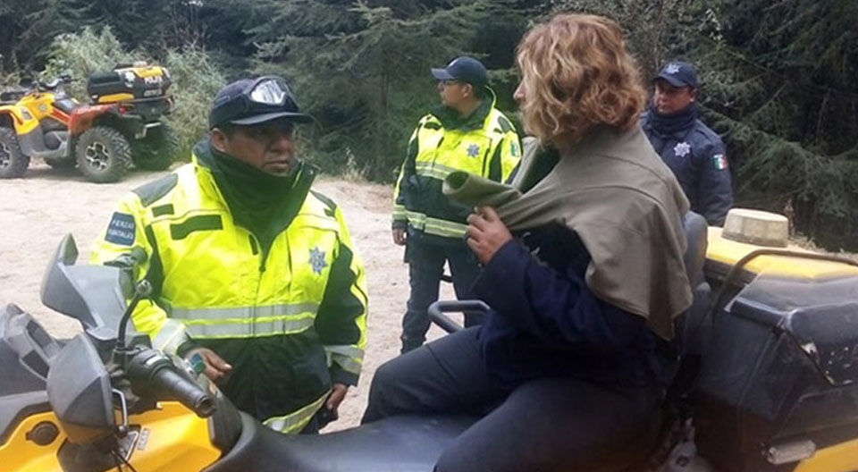 Policía de montaña auxilia a mujer lesionada en la Malinche