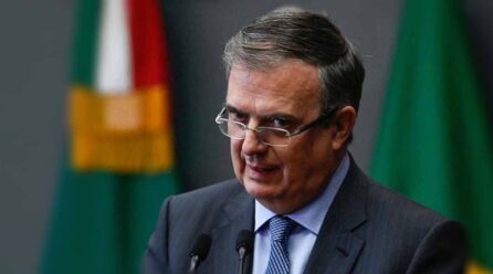 Abren investigación ‘automática’ por albergar a hijo de Marcelo Ebrard en embajada