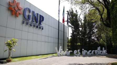 Jubilada denuncia a GNP ante adeudo médico millonario